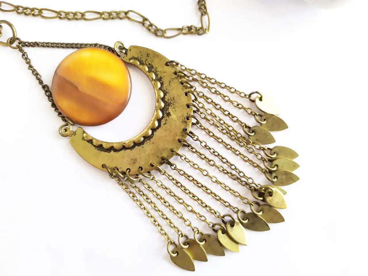 collar largo estilo hippie de color bronce con nácar. Raquel Jiménez Artesania