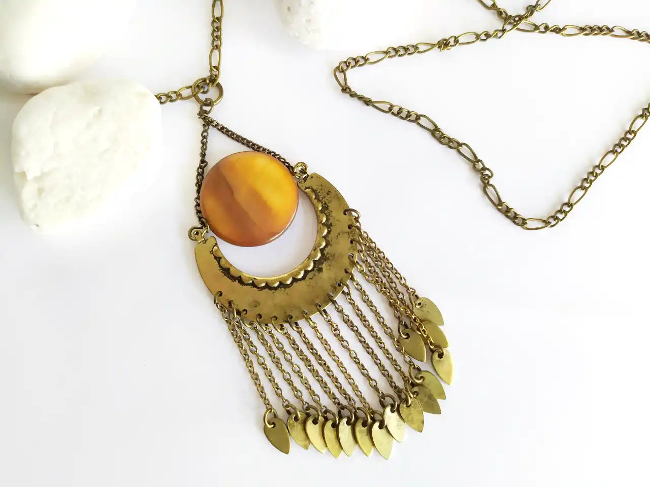 collar largo estilo hippie de color bronce con nácar. Raquel Jiménez Artesania