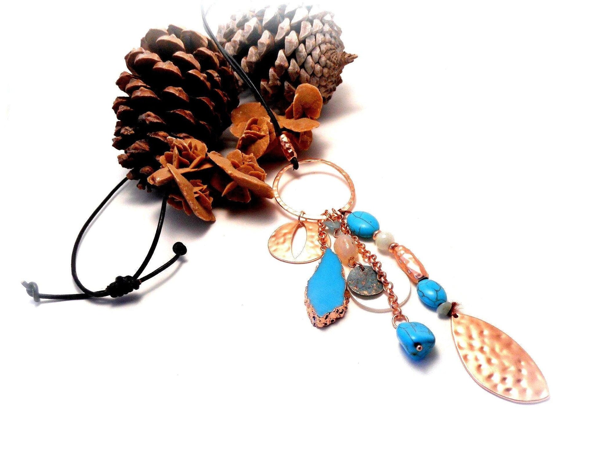 Collar con adornos turquesa y nácar natural Raquel Jiménez Artesanía