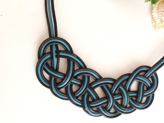 collar nudo marinero de cuero azul y negro . Raquel Jiménez Lastras