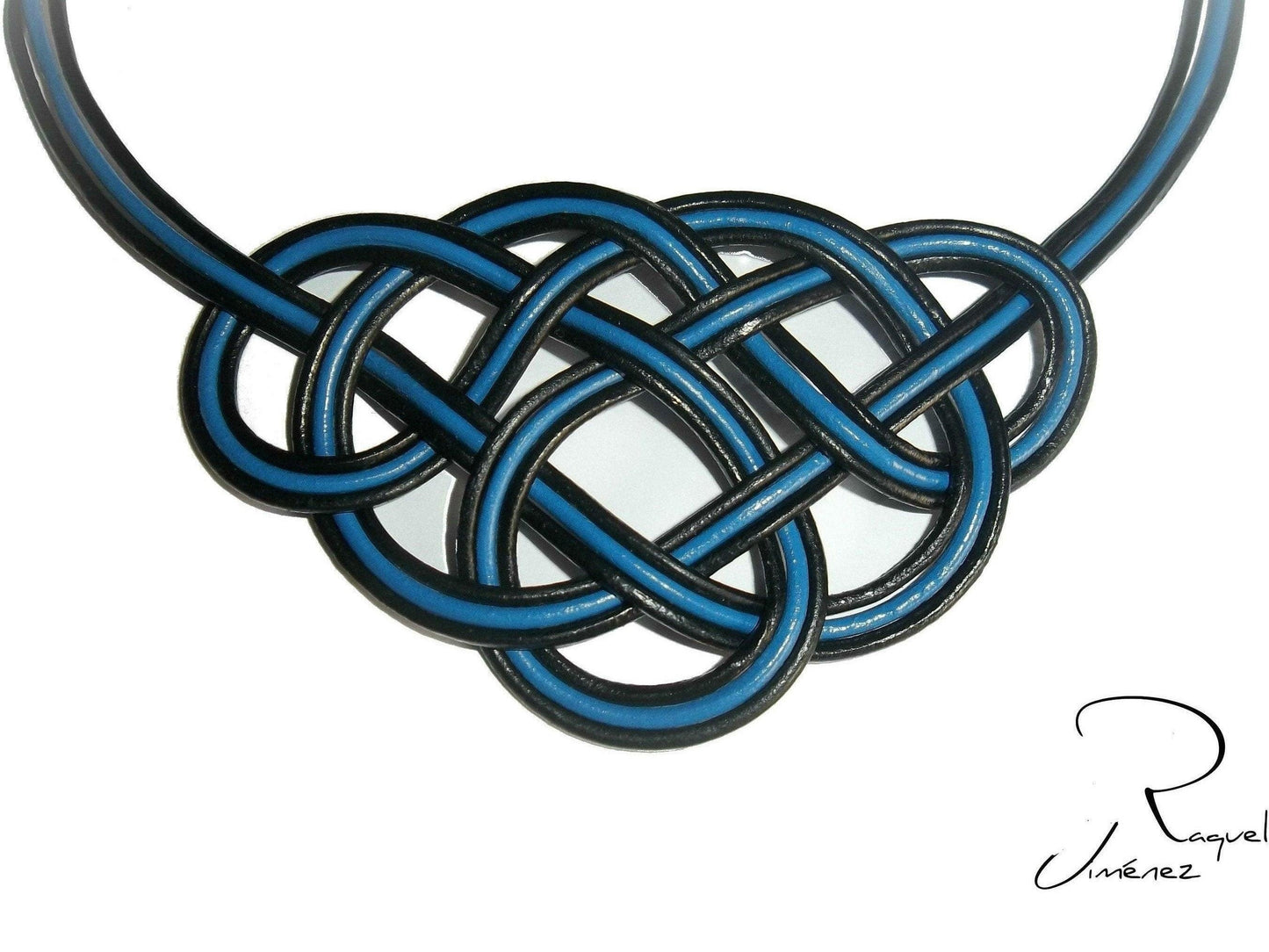 Collar de nudos celtas en cuero