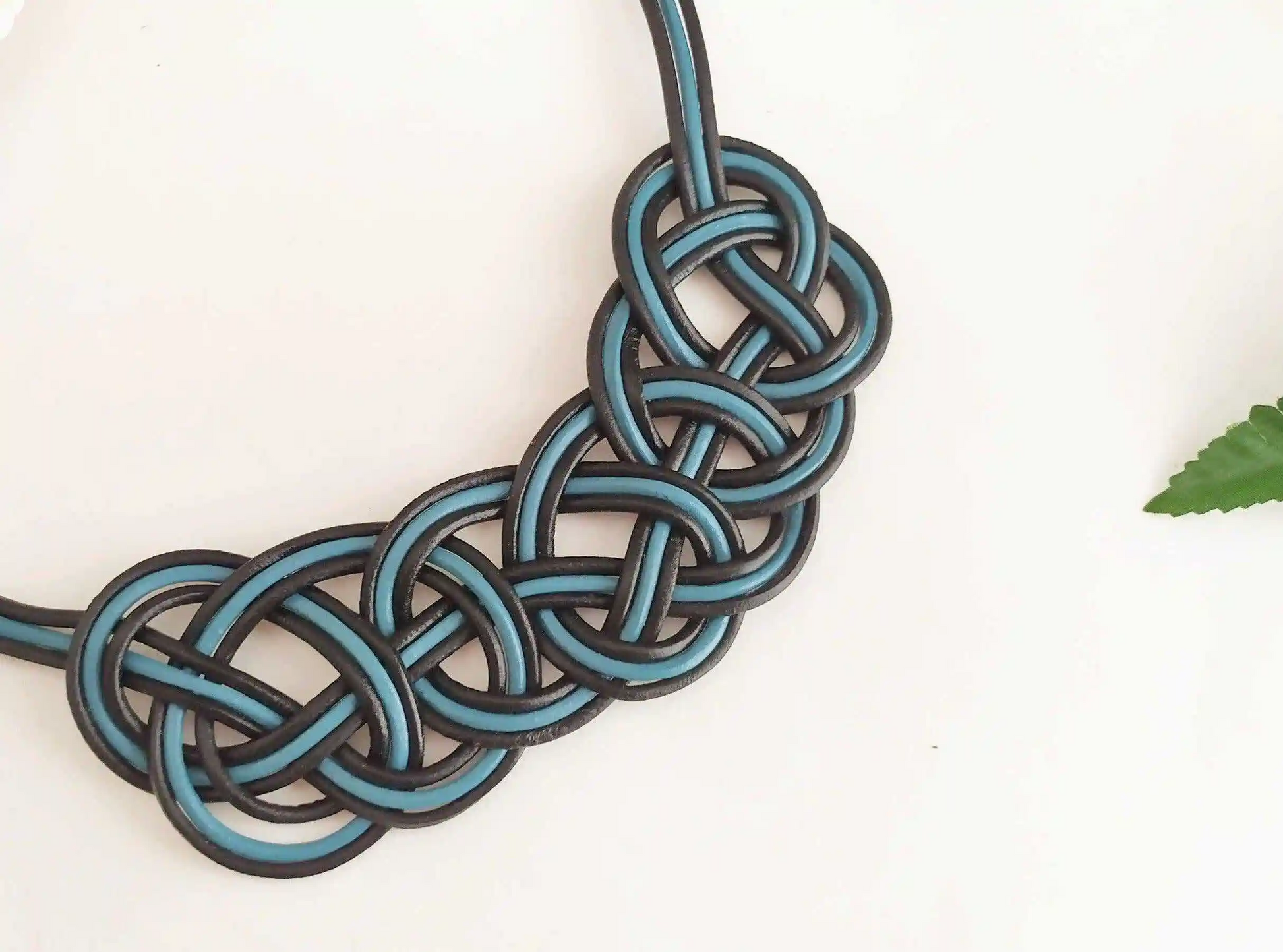 collar nudo marinero de cuero azul y negro . Raquel Jiménez Lastras