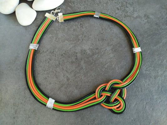 Collar de cuero con nudo celta irlandés. Raquel Jiménez Artesanía