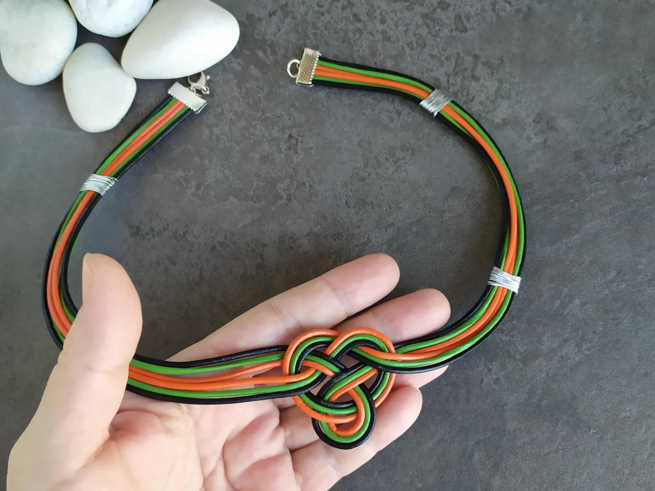 Collar de cuero con nudo celta irlandés. Raquel Jiménez Artesanía