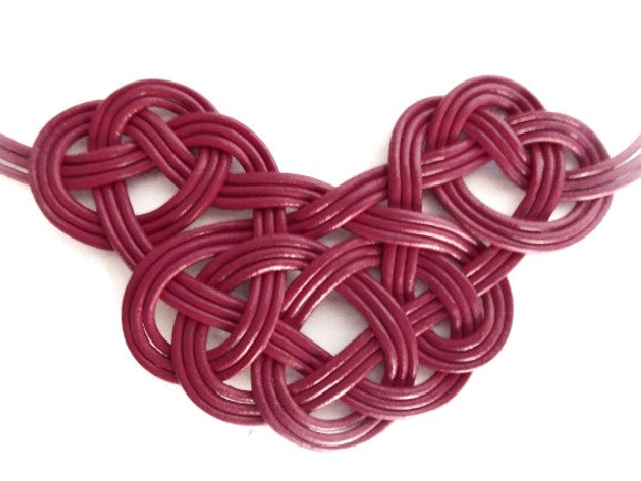 Collar de nudos de cuero celtas