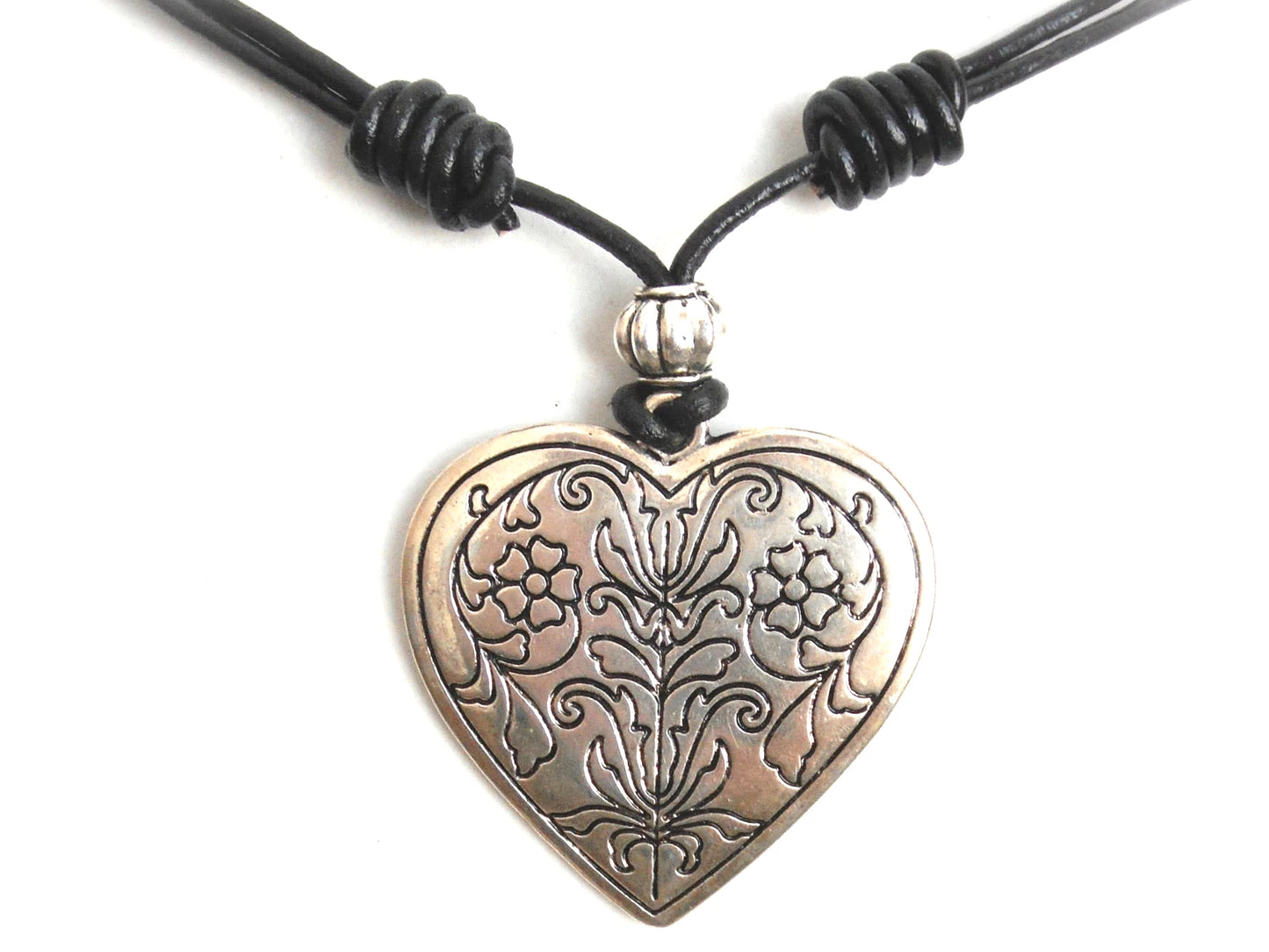 Collar de cuero con corazón estilo boho. Raquel Jimenez Artesania