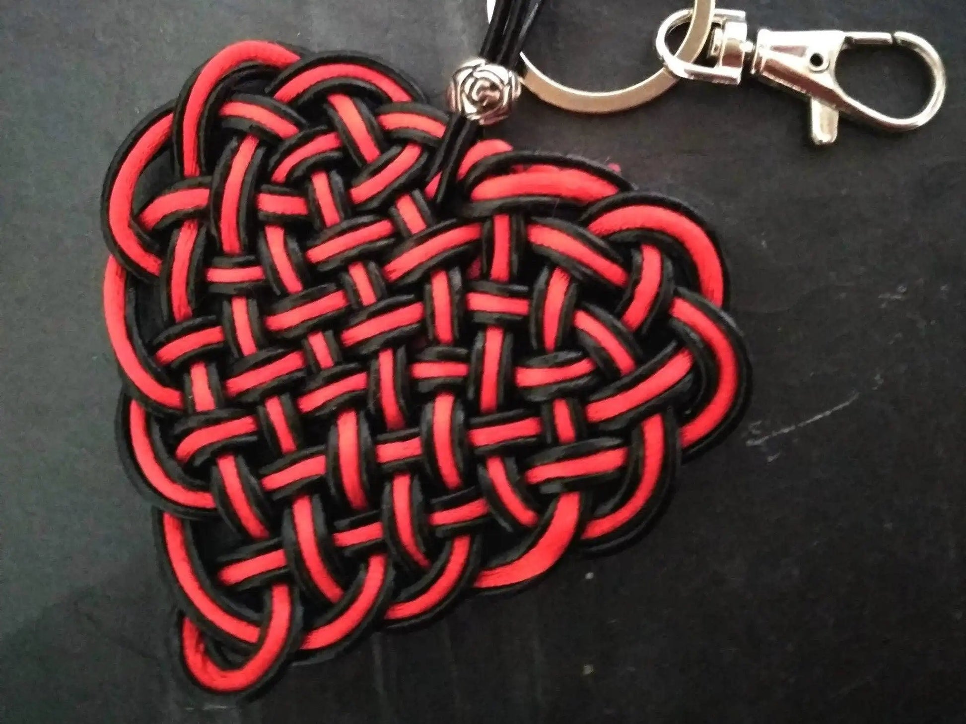 llavero nudo trenzado en forma de corazón. Raquel Jimenez Artesanía