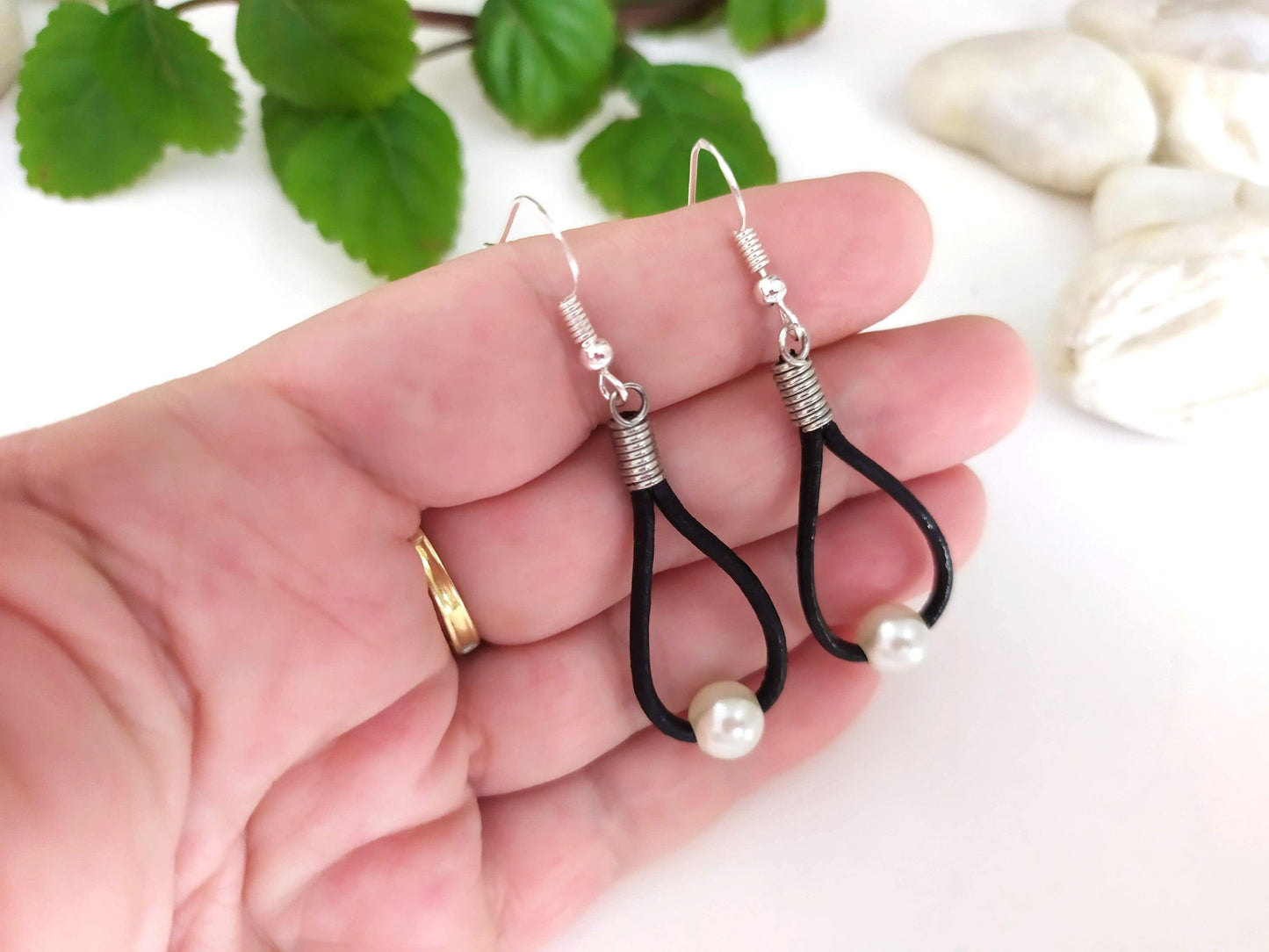 Pendientes de cuero, plata y perla