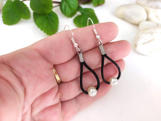Pendientes de cuero, plata y perla