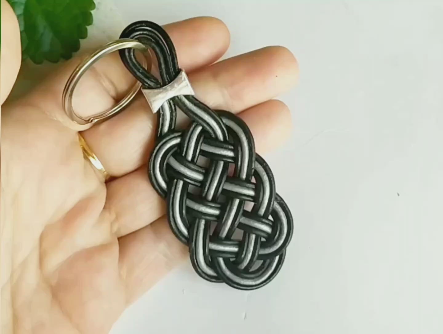 llavero de cuero con nudo celta de la prosperidad. Raquel Jiménez Artesanía