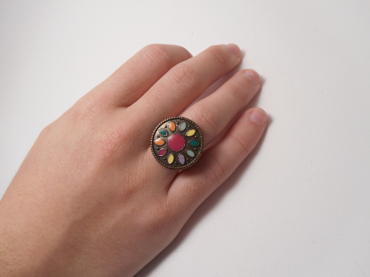 anillo ajustable color bronce con colores del arco iris. Anillo caleidoscopio