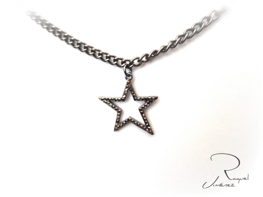 gargantilla con pequeña estrella asimétrica color grafito