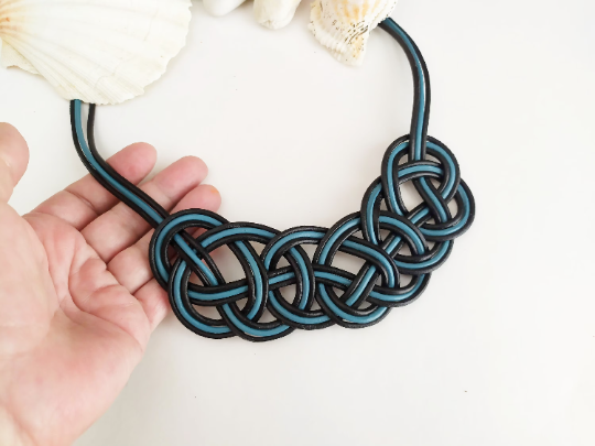collar nudo marinero de cuero azul y negro . Raquel Jiménez Lastras