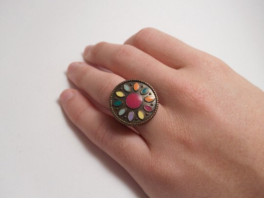 anillo ajustable color bronce con colores del arco iris. Anillo caleidoscopio