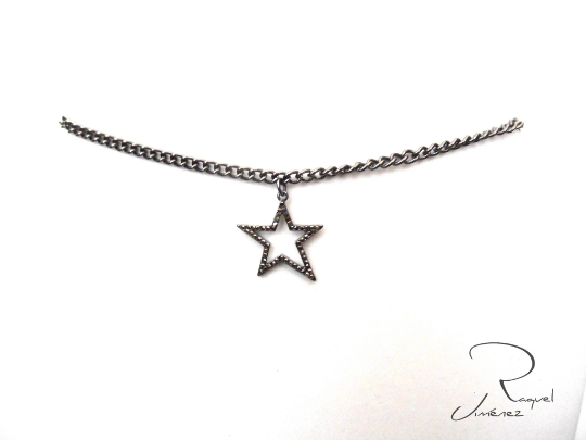 gargantilla con pequeña estrella asimétrica color grafito