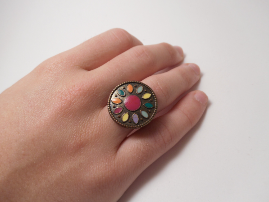 anillo ajustable color bronce con colores del arco iris. Anillo caleidoscopio