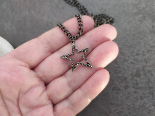 gargantilla con pequeña estrella asimétrica color grafito