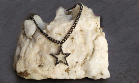 gargantilla con pequeña estrella asimétrica color grafito