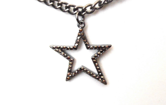 gargantilla con pequeña estrella asimétrica color grafito
