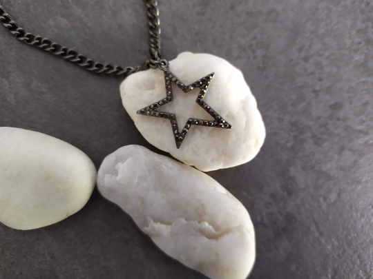 gargantilla con pequeña estrella asimétrica color grafito