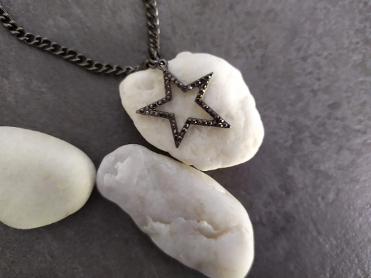 gargantilla con pequeña estrella asimétrica color grafito