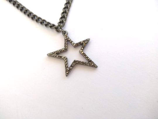 gargantilla con pequeña estrella asimétrica color grafito