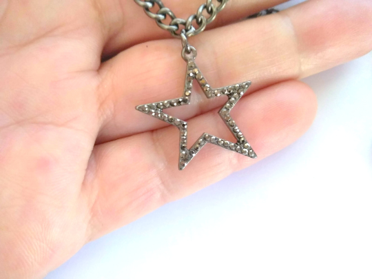 gargantilla con pequeña estrella asimétrica color grafito