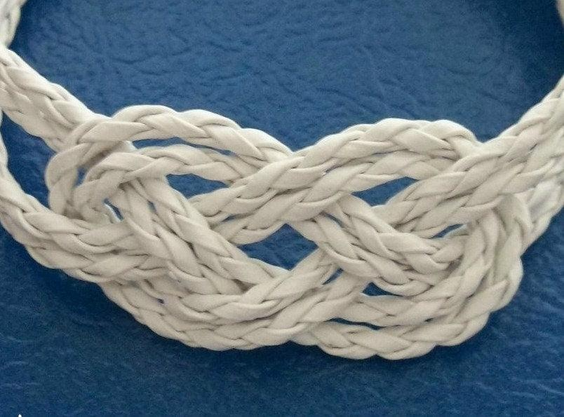 Pulsera blanca con nudo marinero infinito