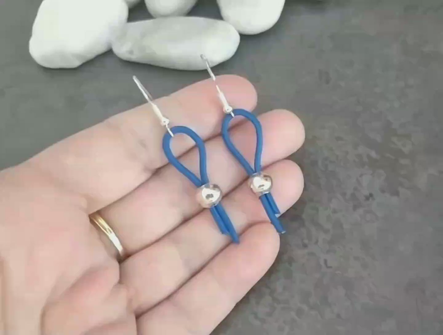 Pendientes de cuero. Raquel Jiménez Artesanía