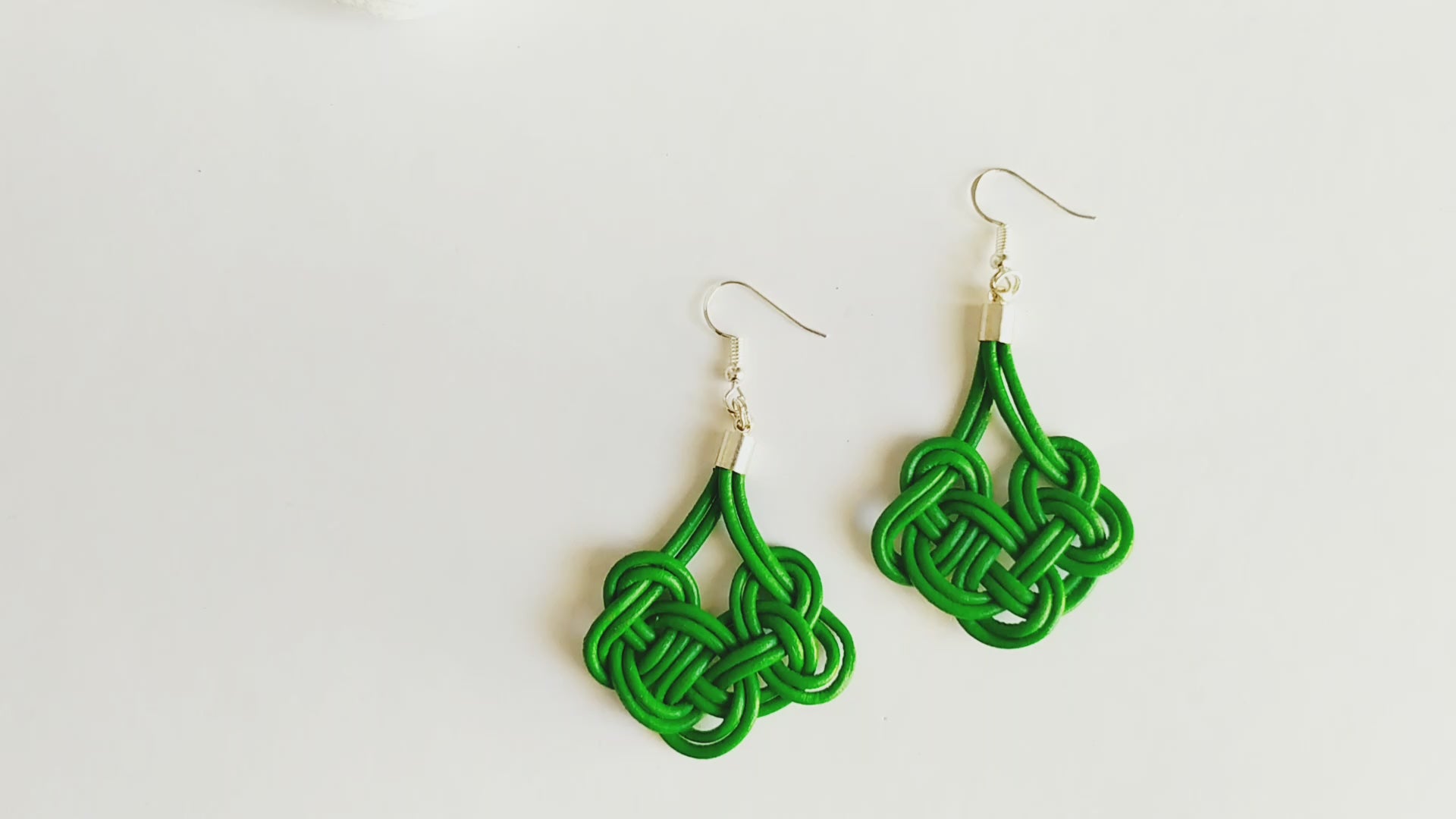 pendientes de cuero con nudo irlandés. Raquel Jimenez Artesanía