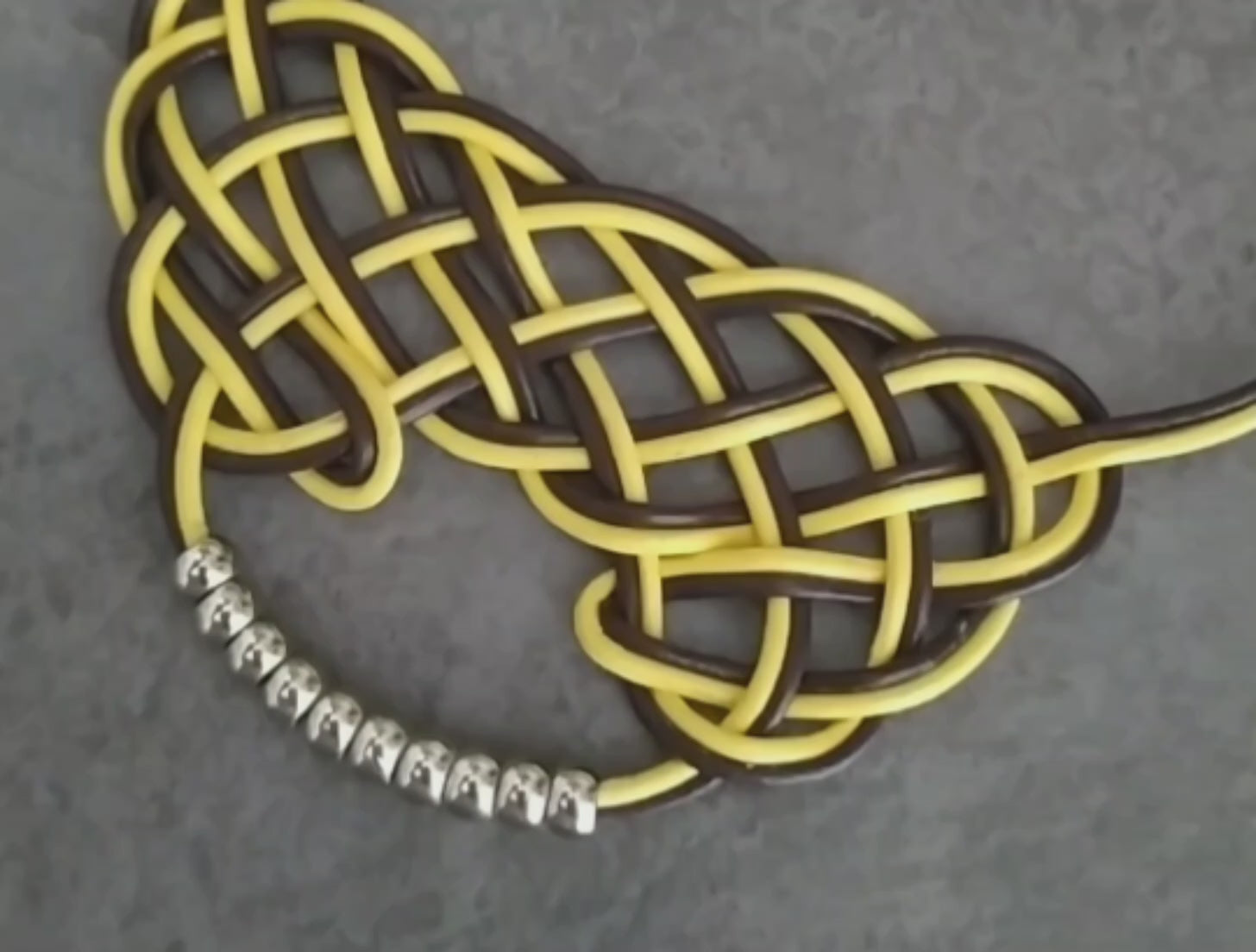 Collar de cuero con nudo celta amarillo mostaza. Raquel Jimenez Artesanía