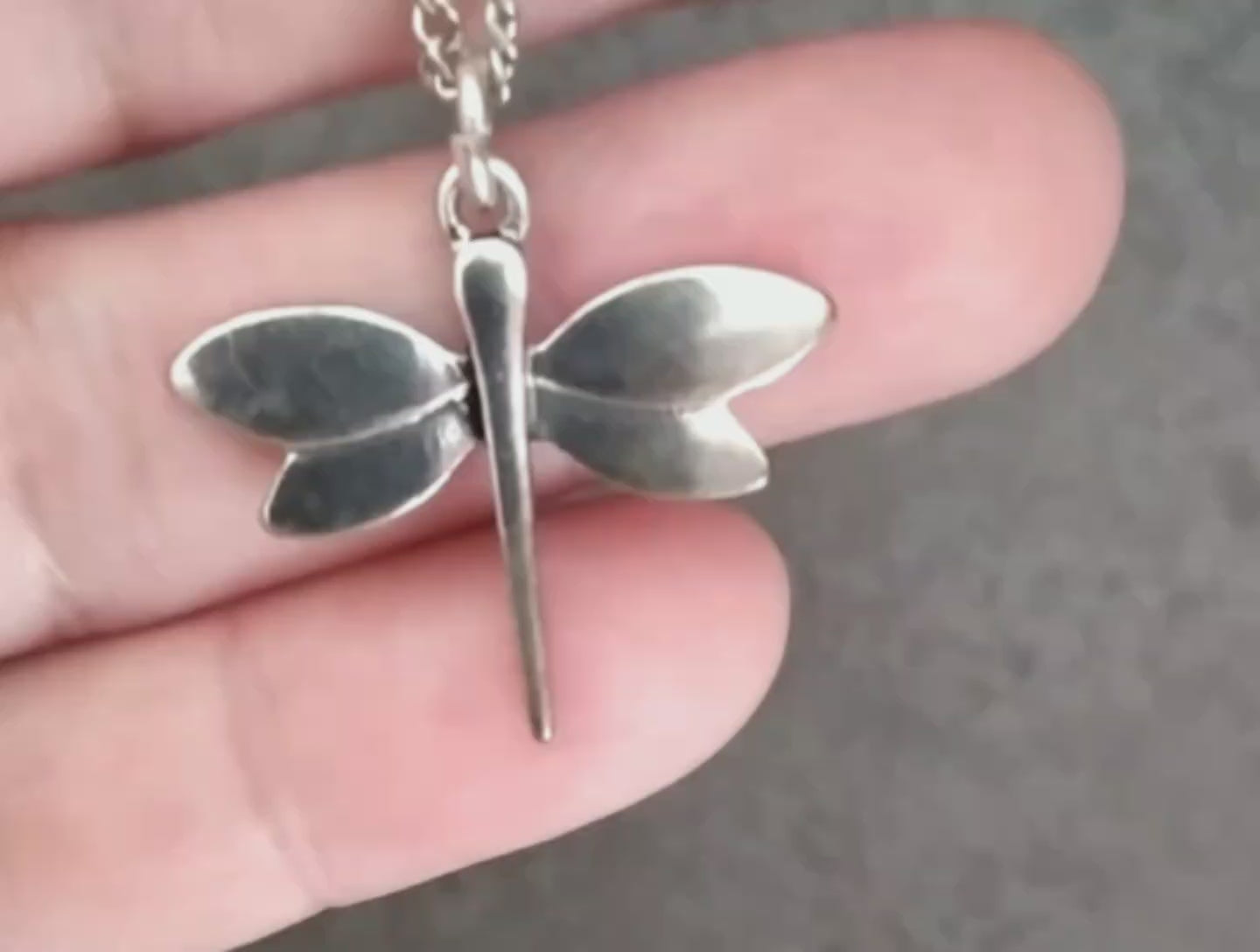gargantilla minimalista con delicada libélula plateada. Raquel Jiménez Artesanía