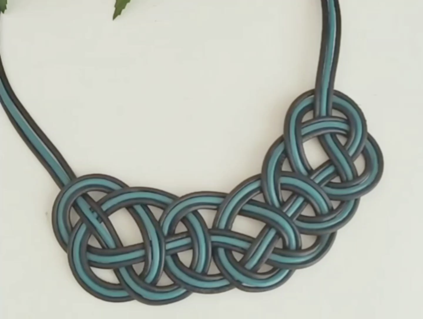 Collar nudo marinero de cuero en colores azul y negro