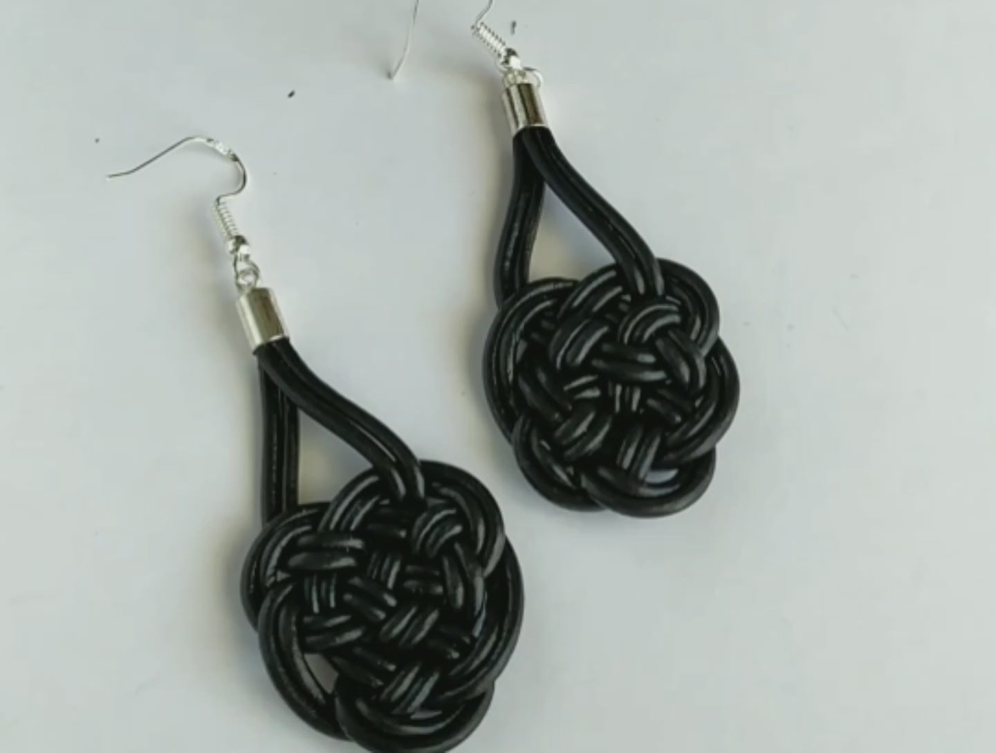 Pendientes con nudo celta del amor eterno. Raquel Jiménez Artesanía