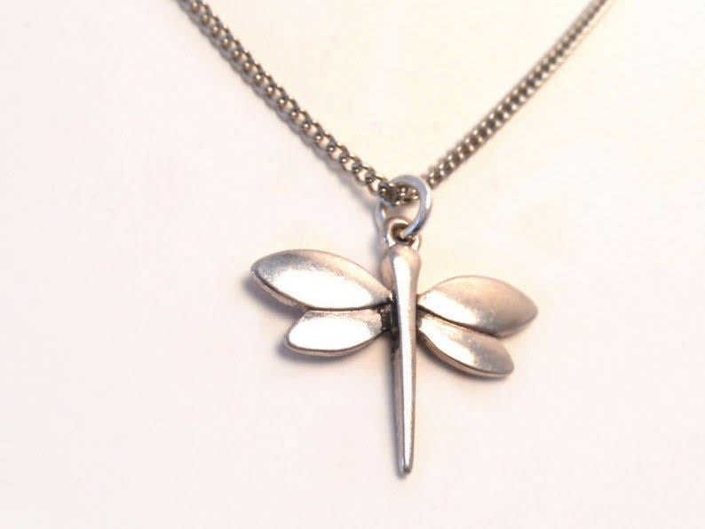 gargantilla minimalista con delicada libélula plateada. Raquel Jiménez Artesanía