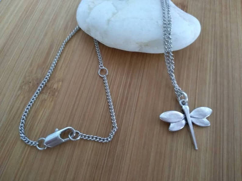 gargantilla minimalista con delicada libélula plateada. Raquel Jiménez Artesanía