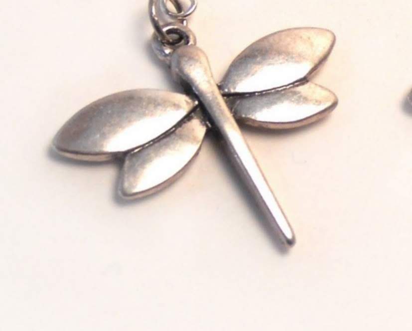 gargantilla minimalista con delicada libélula plateada. Raquel Jiménez Artesanía