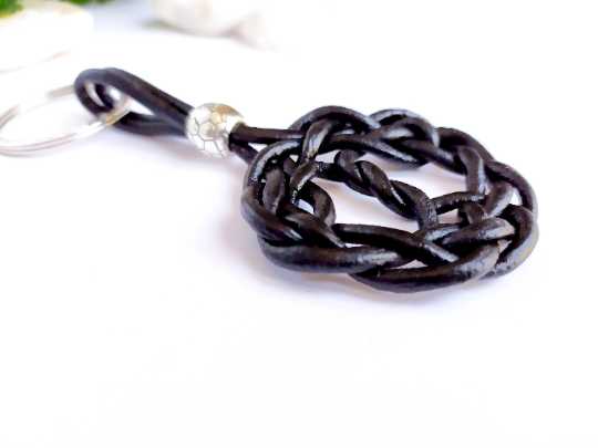 llaveroi de cuero con símbolo celta árbol de la vida . Raquel Jimenez Artesania