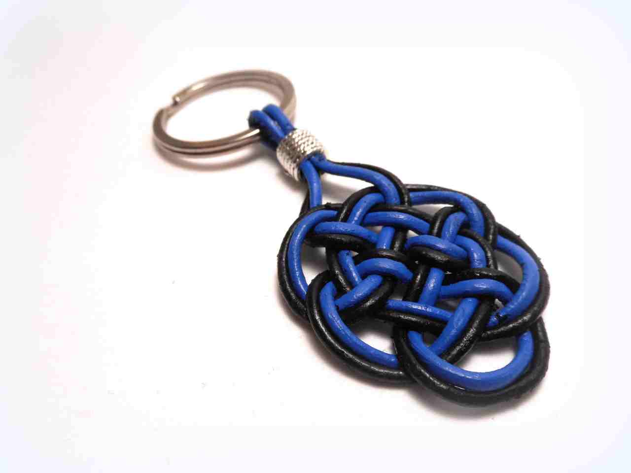 llavero celta con el nudo del amor .Raquel Jiménez Artesania