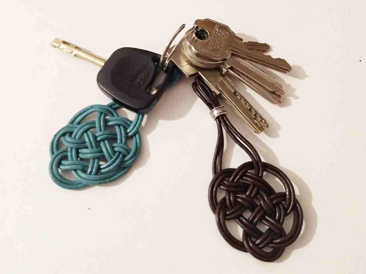 llavero celta con el nudo del amor .Raquel Jiménez Artesania