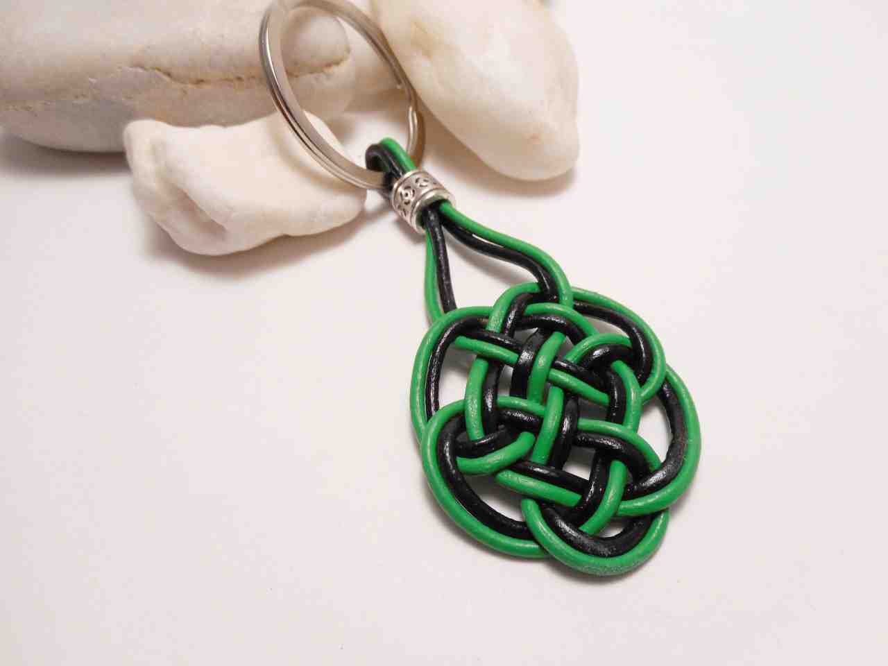 llavero celta con el nudo del amor .Raquel Jiménez Artesania