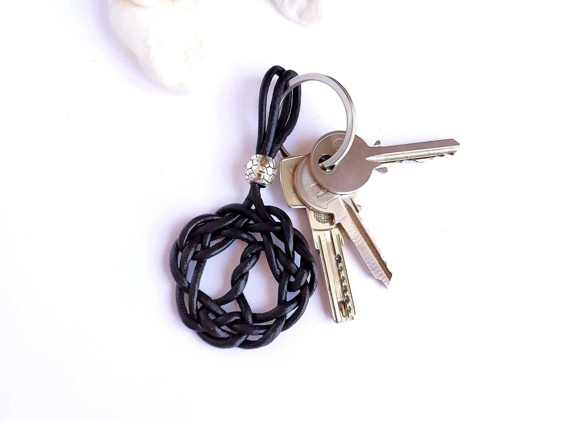 llaveroi de cuero con símbolo celta árbol de la vida . Raquel Jimenez Artesania