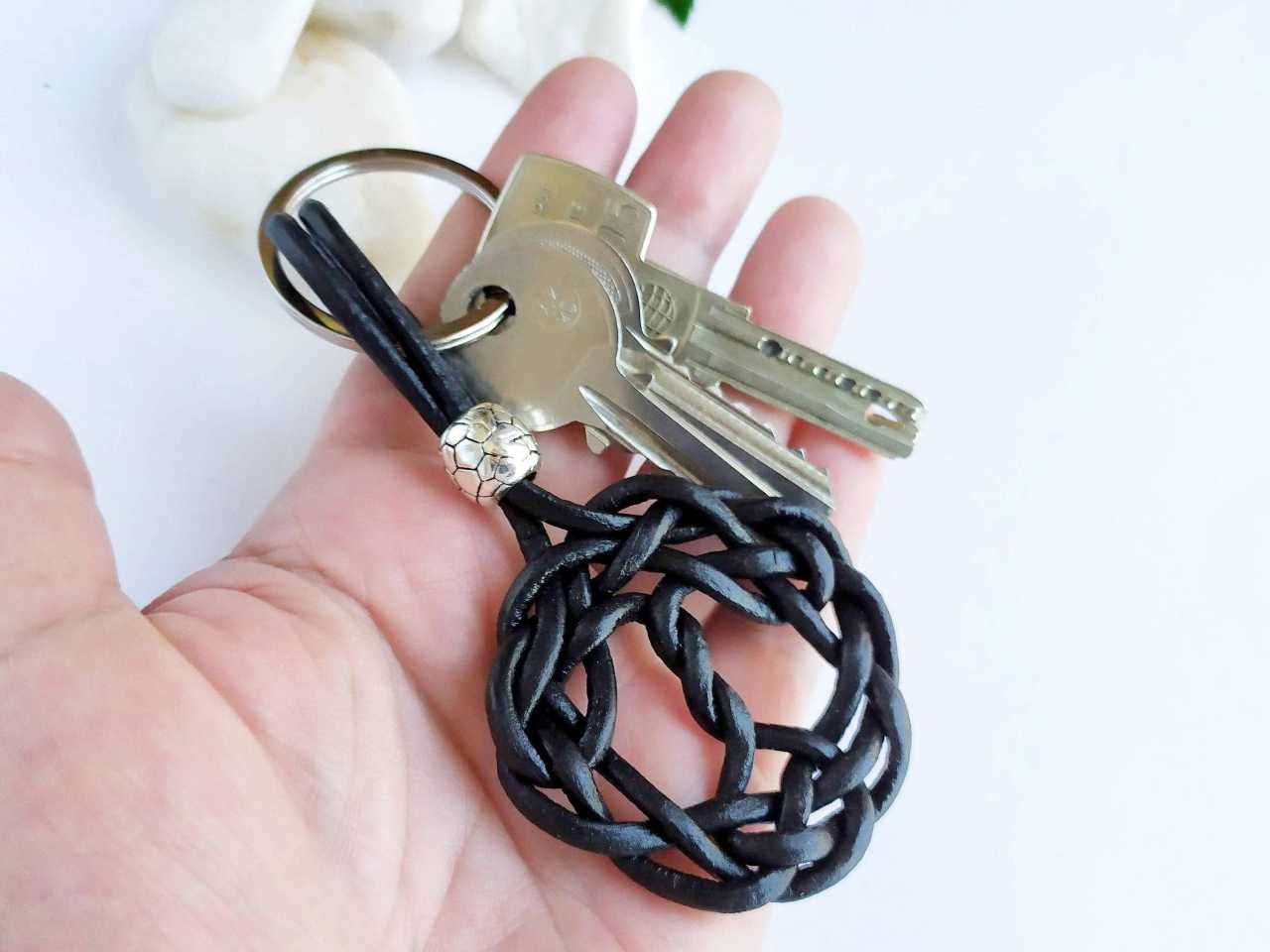 llaveroi de cuero con símbolo celta árbol de la vida . Raquel Jimenez Artesania