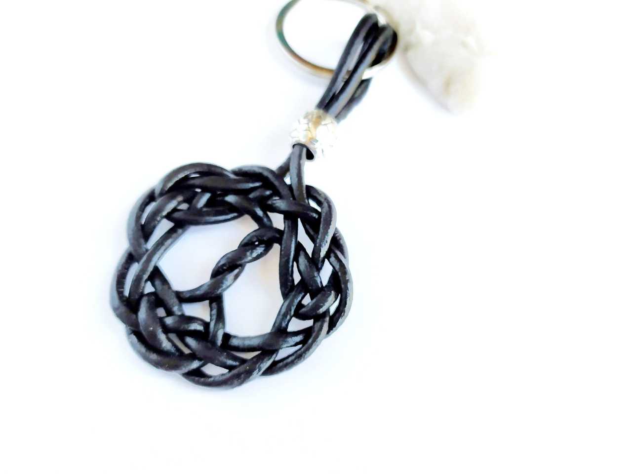 llaveroi de cuero con símbolo celta árbol de la vida . Raquel Jimenez Artesania