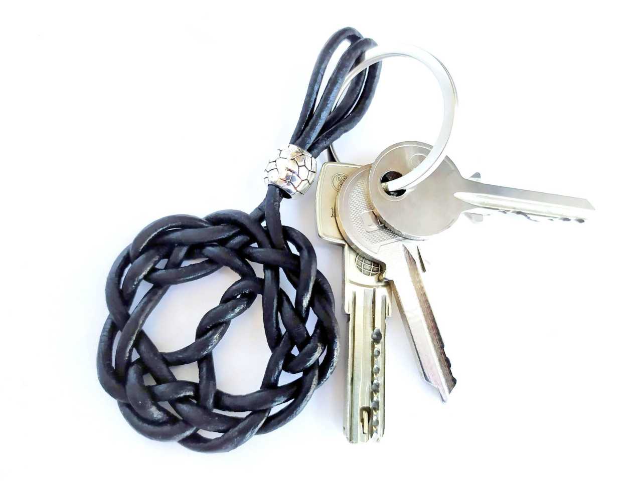 llaveroi de cuero con símbolo celta árbol de la vida . Raquel Jimenez Artesania