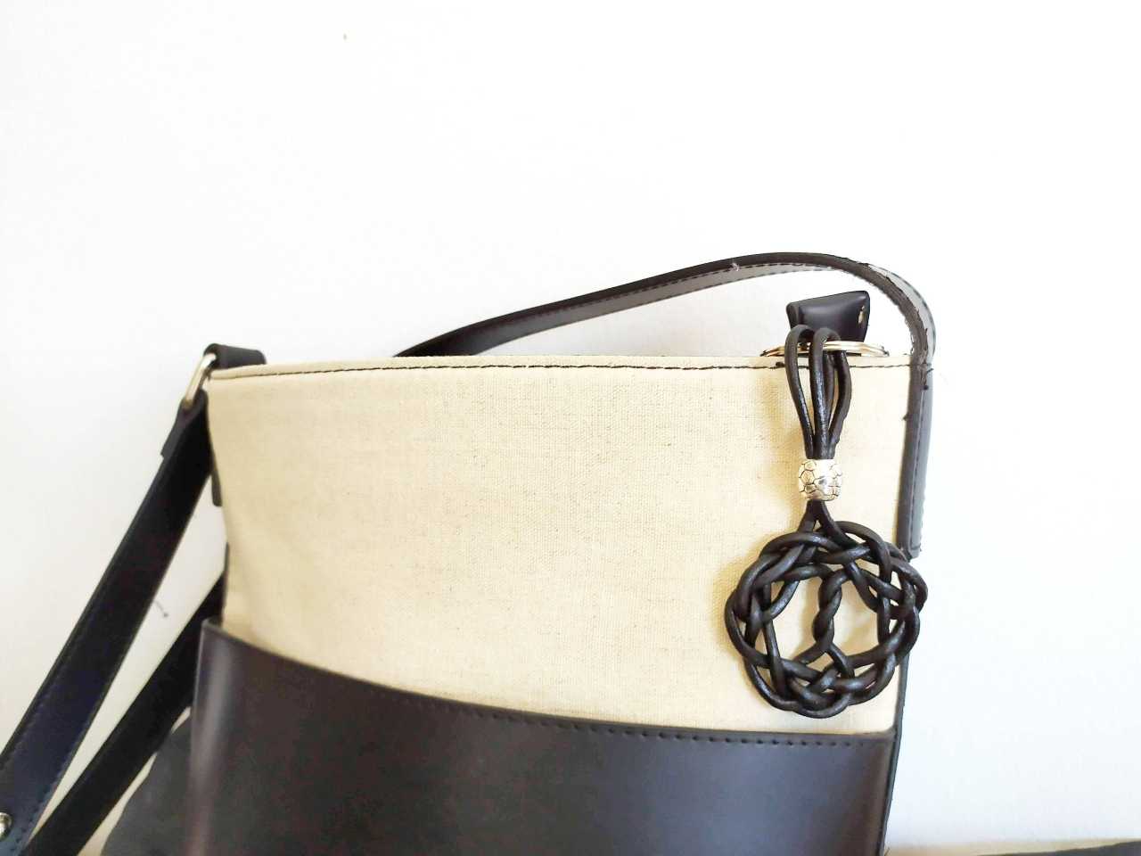 llaveroi de cuero con símbolo celta árbol de la vida . Raquel Jimenez Artesania