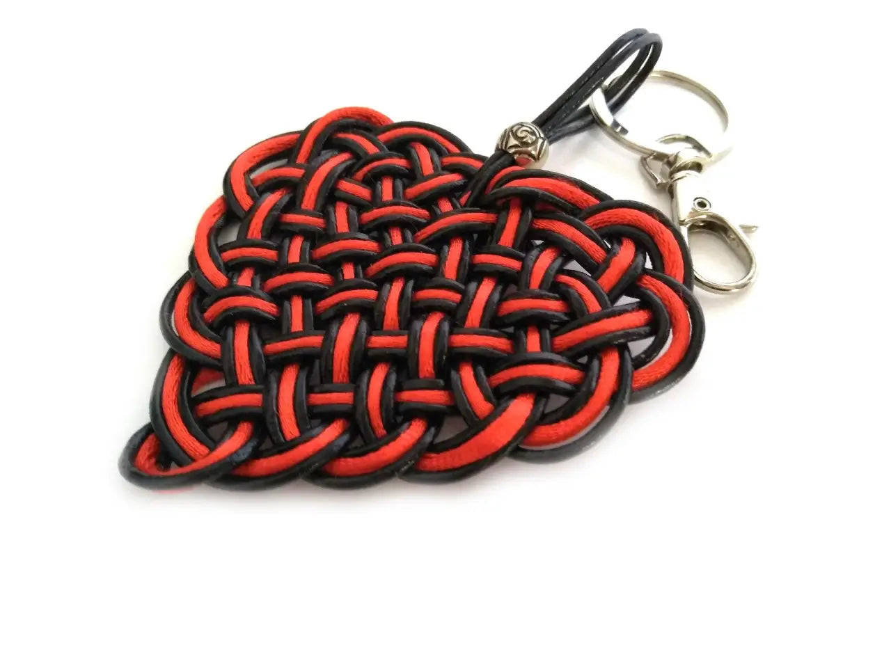 llavero nudo trenzado en forma de corazón. Raquel Jimenez Artesanía