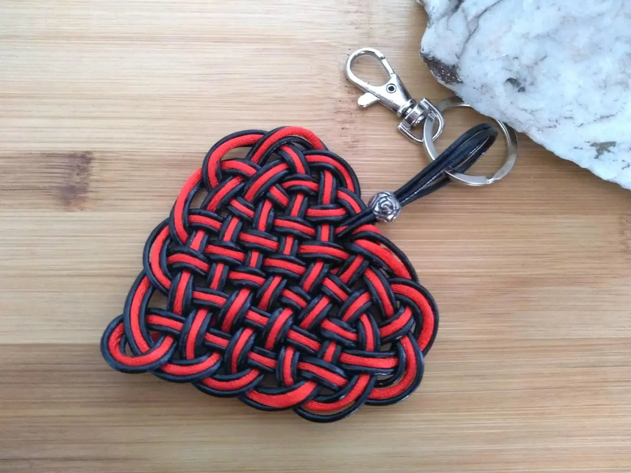 llavero nudo trenzado en forma de corazón. Raquel Jimenez Artesanía