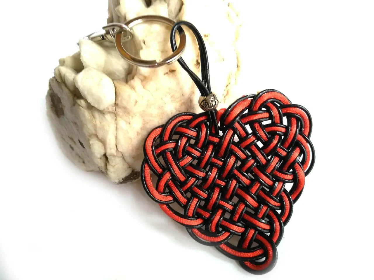 llavero nudo trenzado en forma de corazón. Raquel Jimenez Artesanía