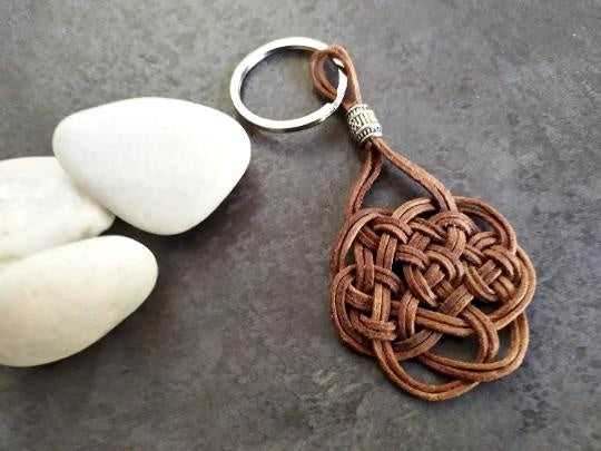 llavero  nudo macrame cuero crudo. Raquel Jiménez Artesania